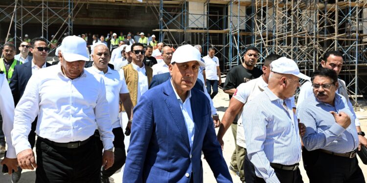 رئيس الوزراء يتفقد محطة القطار الكهربائي السريع في مطروح