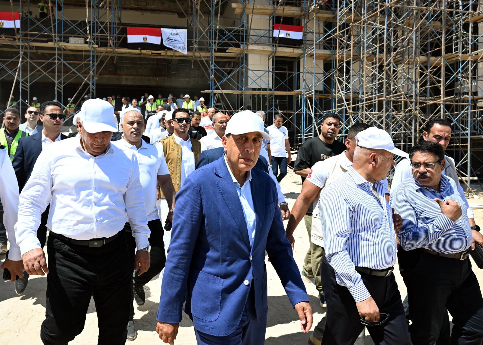 رئيس الوزراء يتفقد محطة القطار الكهربائي السريع في مطروح