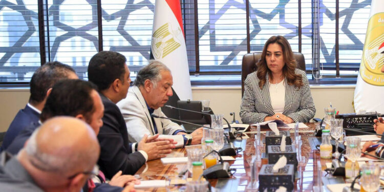 "البيئة" تبحث مع "الصناعات الكيماوية" استخدام الحمأة كوقود في مصانع الأسمنت