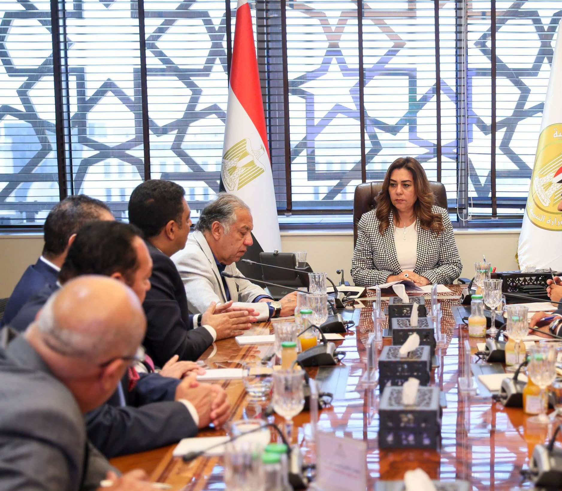"البيئة" تبحث مع "الصناعات الكيماوية" استخدام الحمأة كوقود في مصانع الأسمنت