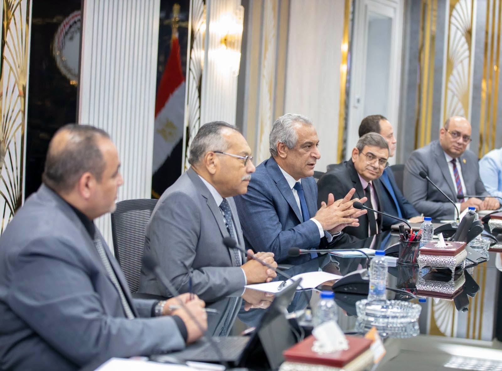 وزيرا “الإنتاج الحربى” و”الاستثمار” يبحثان سبل تعزيز التعاون المشترك