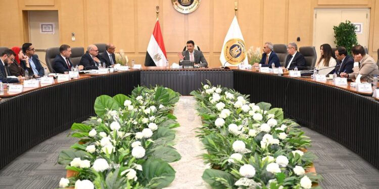 الحكومة تبحث مع علماء مصر الخطوات التنفيذية لزيادة المكون المحلي بالسيارات