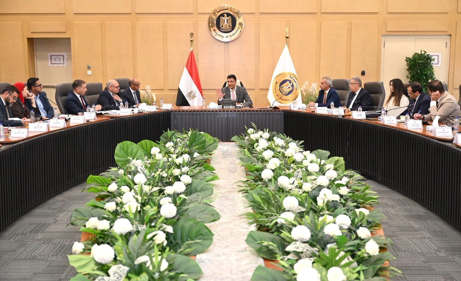 الحكومة تبحث مع علماء مصر الخطوات التنفيذية لزيادة المكون المحلي بالسيارات
