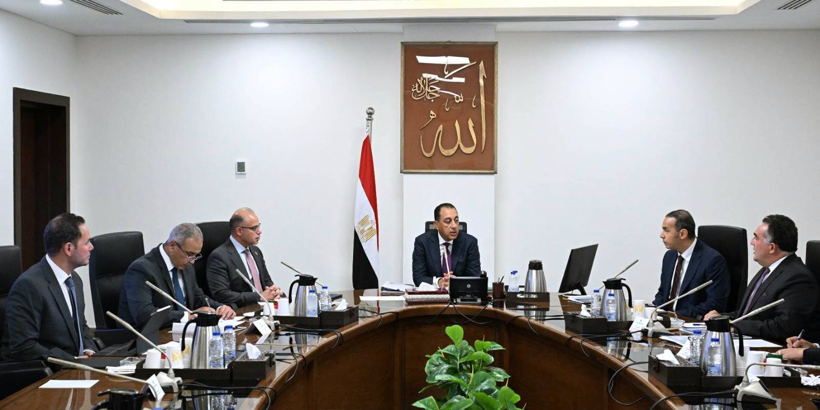 رئيس الوزراء يستعرض عددا من المقترحات لتطوير أداء البورصة المصرية