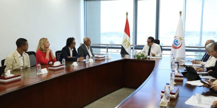 "الصحة" تبحث مع "الأهلية هيلث كير" التوسع في جراحات استبدال المفاصل بتقنية الروبوت