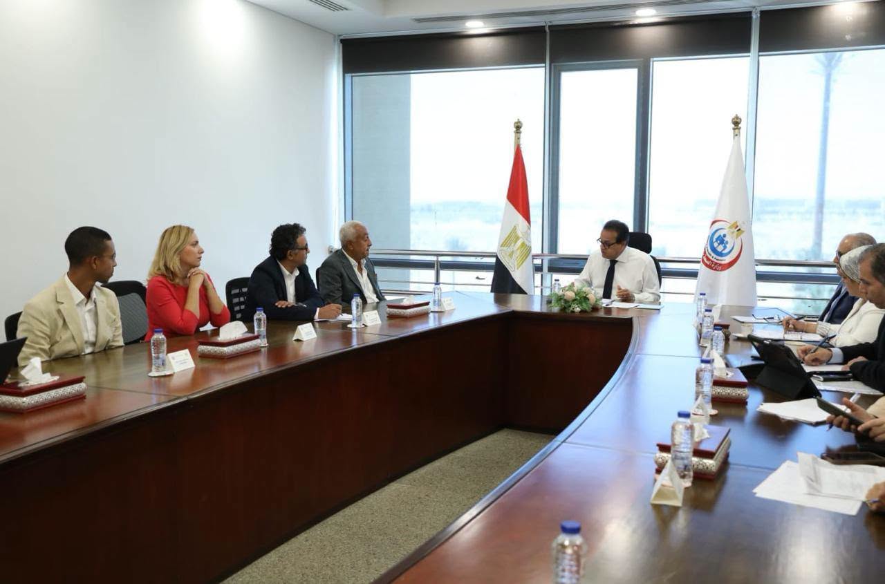 "الصحة" تبحث مع "الأهلية هيلث كير" التوسع في جراحات استبدال المفاصل بتقنية الروبوت