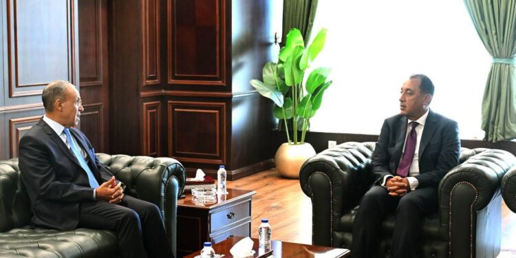 رئيس الوزراء يبحث موقف المشروعات التنموية المموّلة عبر حزم التعاون الدولي