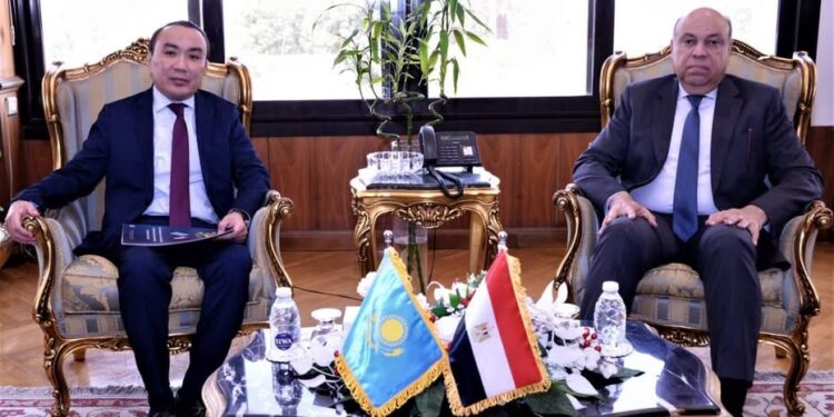 وزير الطيران يبحث تعزيز الربط الجوي وتنشيط الحركة السياحية مع كازاخستان