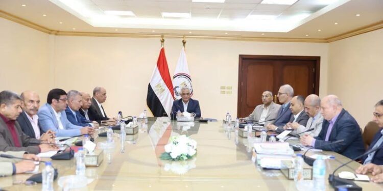 وزير الإنتاج الحربي يبحث مستجدات الإنتاج وخطط تطوير الشركات التابعة