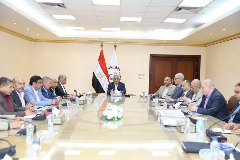 وزير الإنتاج الحربي يبحث مستجدات الإنتاج وخطط تطوير الشركات التابعة