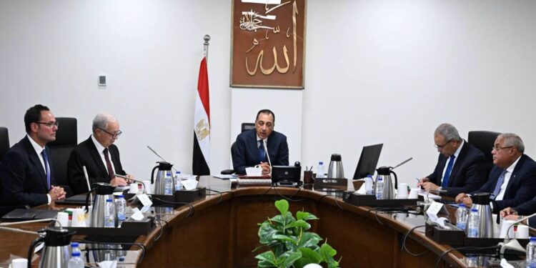 رئيس الوزراء يتابع مستجدات مشروعات تطوير "القابضة للغزل والنسيج"