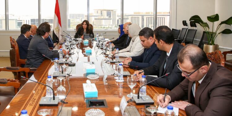 "الإسكان" تستعرض مقترحًا لإدارة حي المال والأعمال بالعاصمة الجديدة
