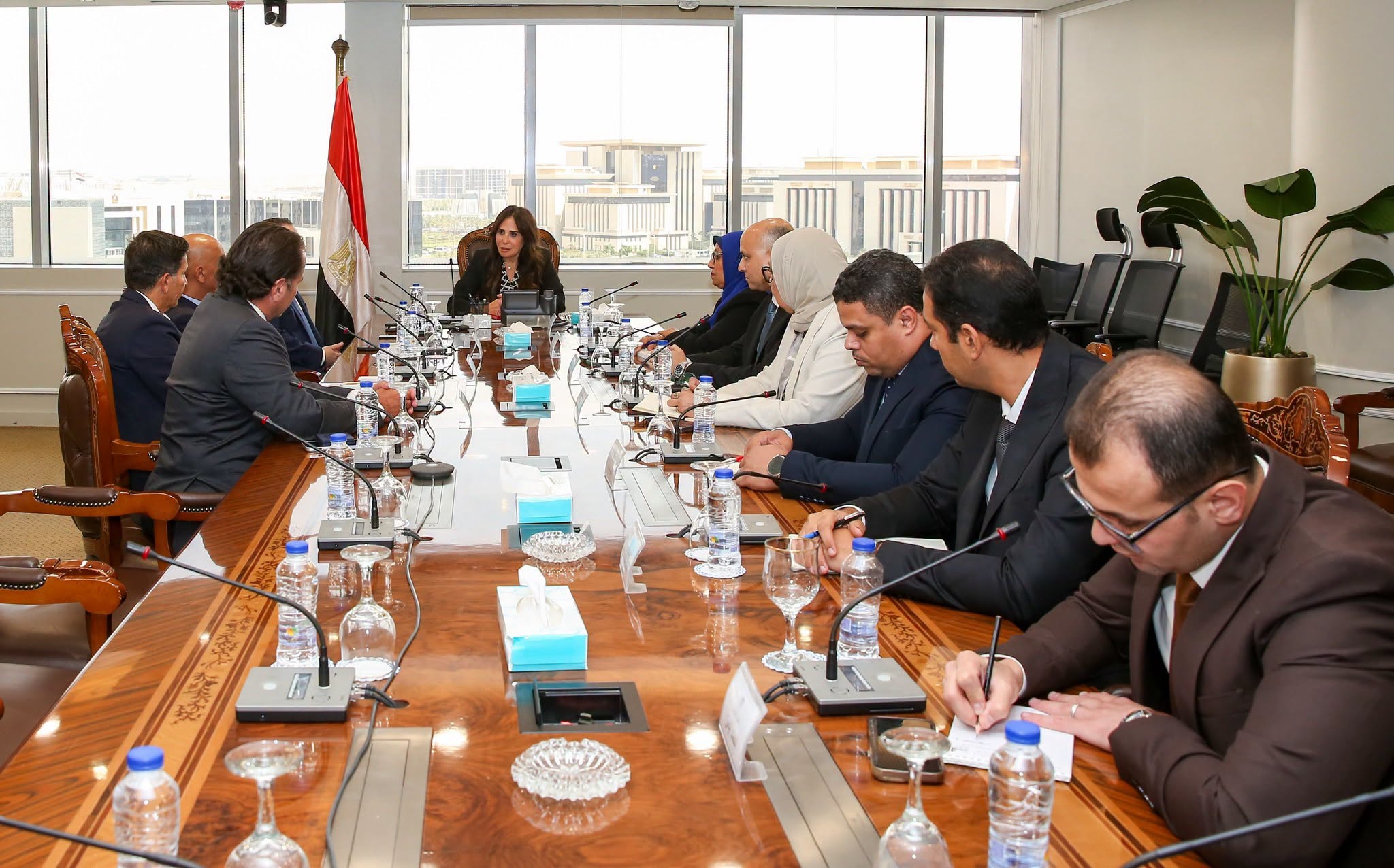 "الإسكان" تستعرض مقترحًا لإدارة حي المال والأعمال بالعاصمة الجديدة