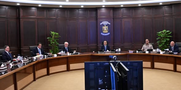 رئيس الوزراء: التنسيق مع البنك المركزي لإعداد البرنامج الوطني للتحول الاقتصادي