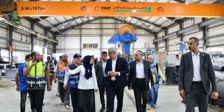 وزير الإنتاج الحربي يتفقد مصنع بـ"حلوان لمحركات الديزل"