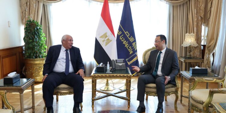 وزير الاتصالات يبحث مع محافظ مطروح تطوير البنية التحتية الرقمية