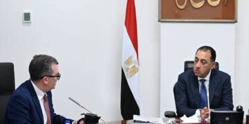 رئيس الوزراء يتابع مع وزير التخطيط إجراءات تعزيز تنافسية الاقتصاد المصري