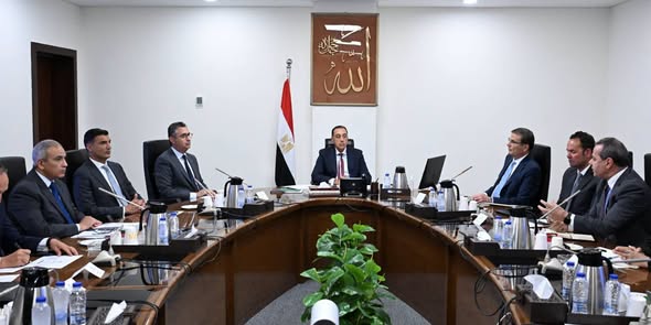 رئيس الوزراء يستعرض مقترح تنفيذ مبادرة "القرية المنتجة" لتعزيز التنمية المستدامة