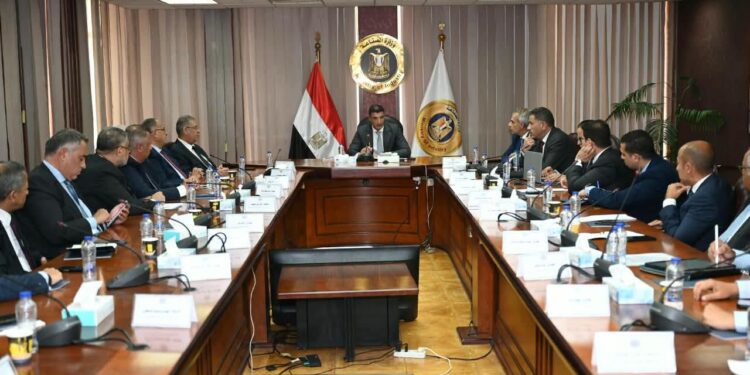 الحكومة تبحث دعم قطاع الصناعات المغذية للسيارات لزيادة معدلات التصدير