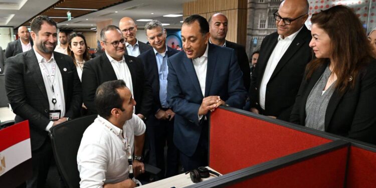 رئيس الوزراء يزور "فودافون للحلول الذكية"