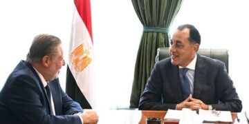 رئيس الوزراء يتابع مع محافظ البنك المركزي عدد من الملفات الاقتصادية
