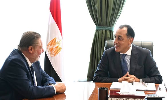 رئيس الوزراء يتابع مع محافظ البنك المركزي عدد من الملفات الاقتصادية