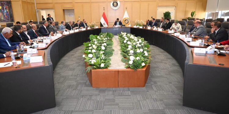 "الصناعة" تبحث سبل تعزيز تنافسية قطاع مواد البناء