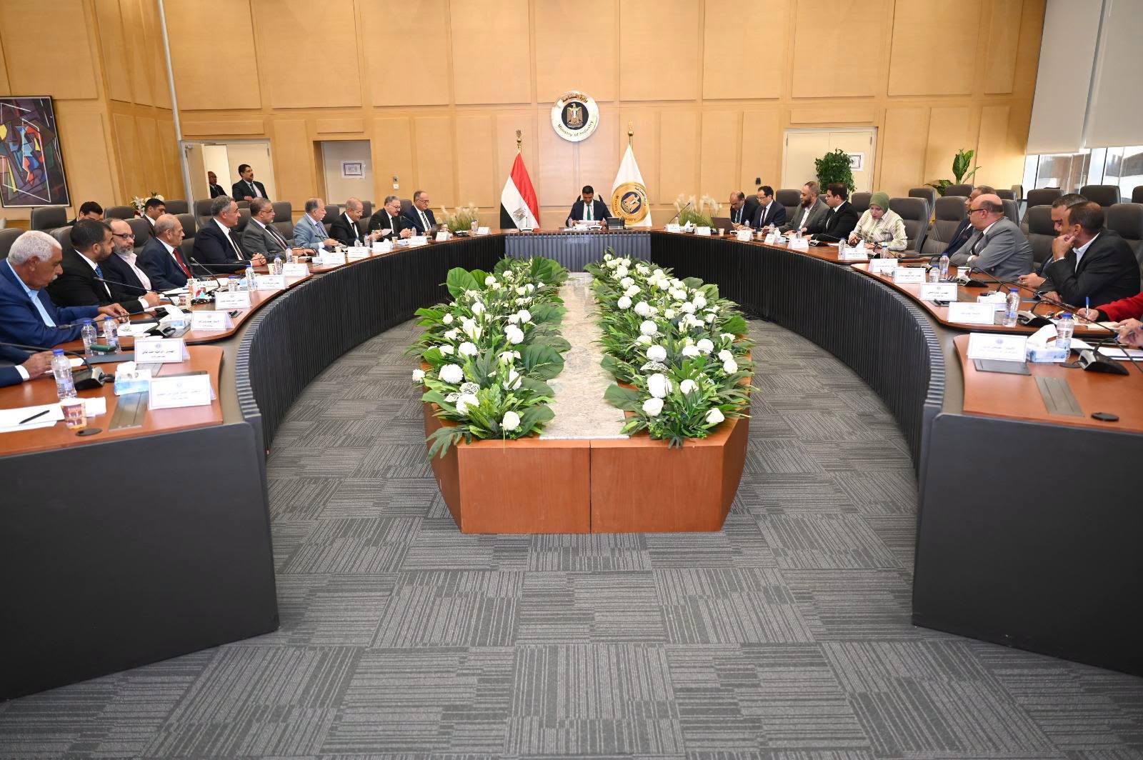 "الصناعة" تبحث سبل تعزيز تنافسية قطاع مواد البناء