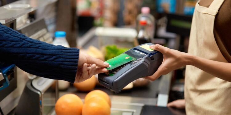 التمويل الاستهلاكي ؛ بطاقات الدفع