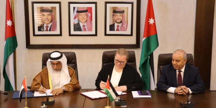 الأردن يوقع اتفاقيتين مع صندوق أبوظبي للتنمية بـ340 مليون دولار لدعم الموازنة والتعليم المهني