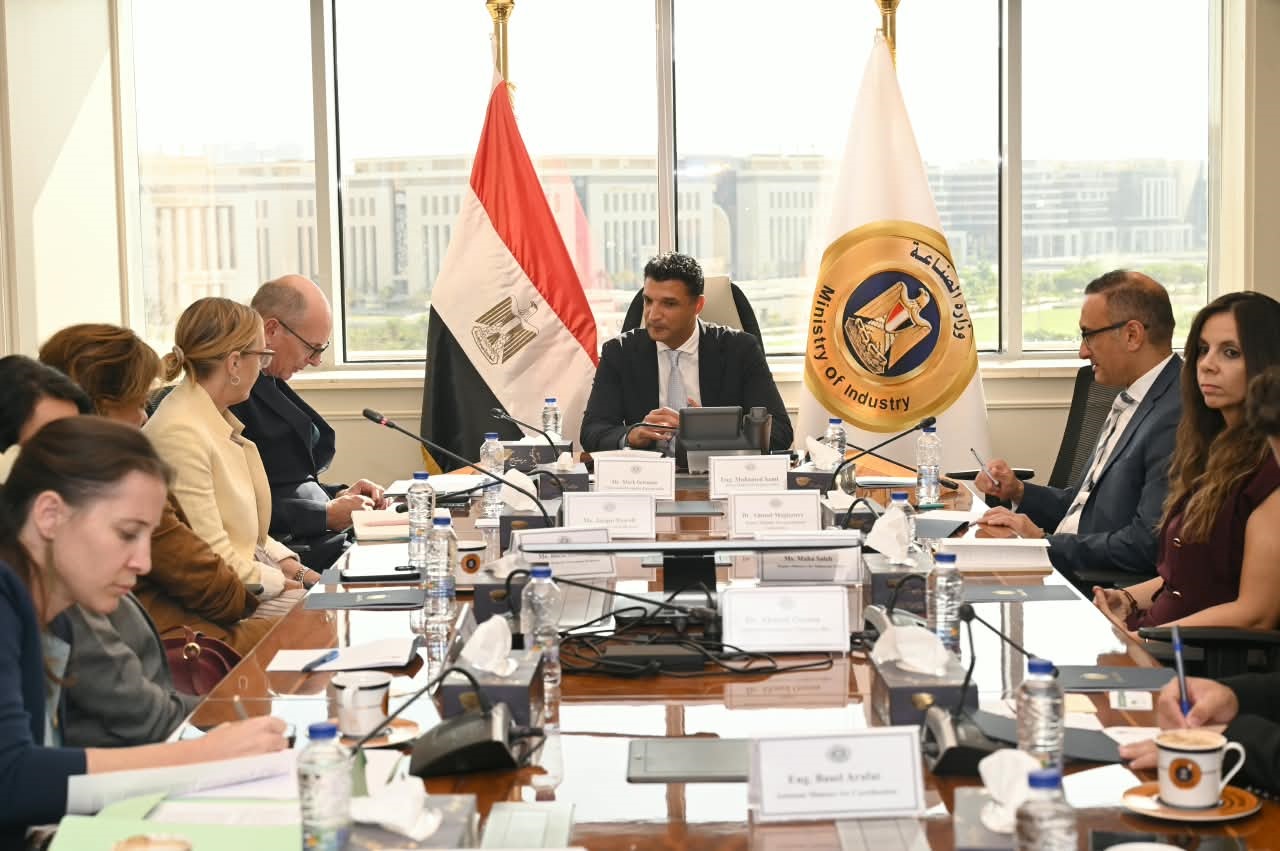 مصر تبحث التعاون مع "الأوروبي لإعادة الإعمار" في ترفيق المناطق الصناعية