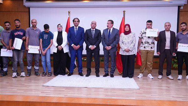 وزير العمل ومحافظ بورسعيد يسلمان عددًا من عقود العمل للأشخاص ذوي الهمم