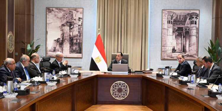 رئيس الوزراء: مستمرون في تنفيذ برنامج الطروحات لتعزيز الشراكة مع القطاع الخاص