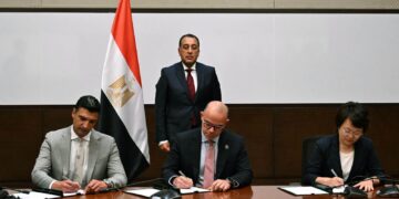 رئيس الوزراء يشهد توقيع مذكرة تفاهم لإقامة قاعدة لتخطيط وإنشاء مصانع السيارات