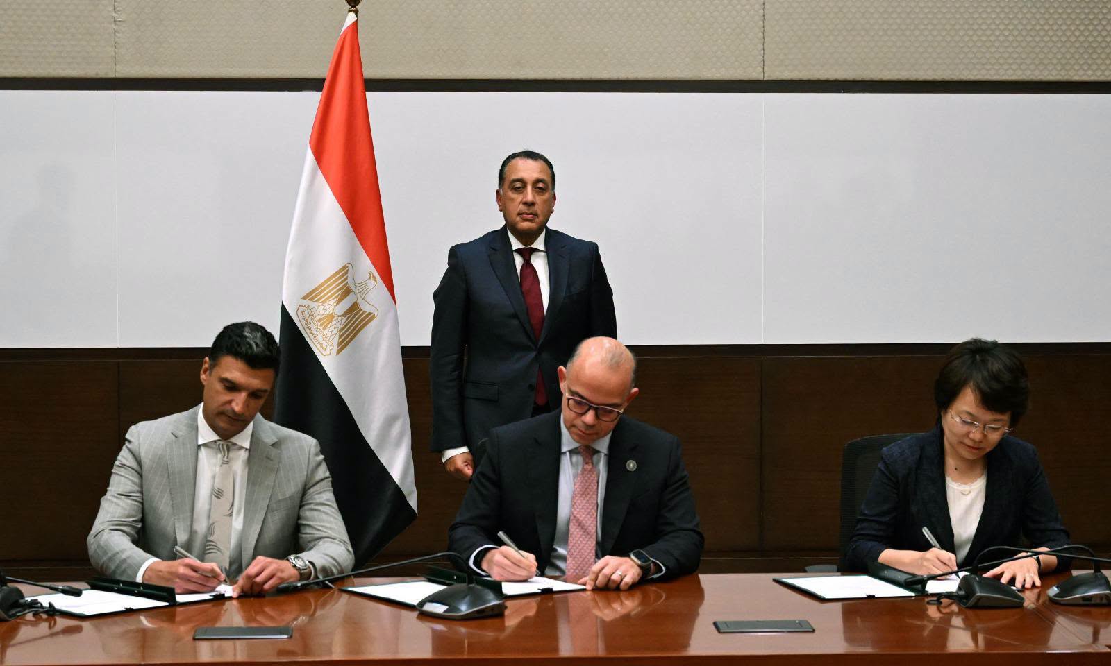 رئيس الوزراء يشهد توقيع مذكرة تفاهم لإقامة قاعدة لتخطيط وإنشاء مصانع السيارات