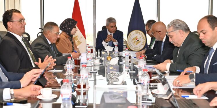 وزير السياحة: أهمية تعزيز الترويج السياحي للمدن والمقاصد المختلفة في غرب مصر