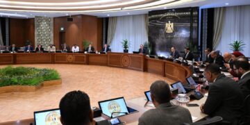 رئيس الوزراء يشهد توقيع مذكرة تفاهم لإقامة قاعدة لتخطيط وإنشاء مصانع السيارات