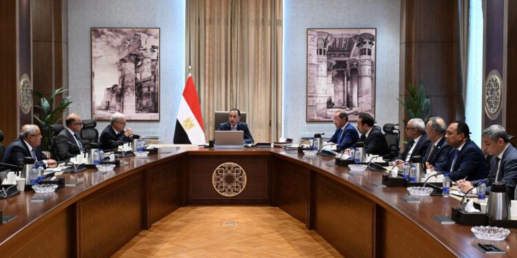 رئيس الوزراء يتابع مستهدفات برنامج إعادة هيكلة الشركات القابضة