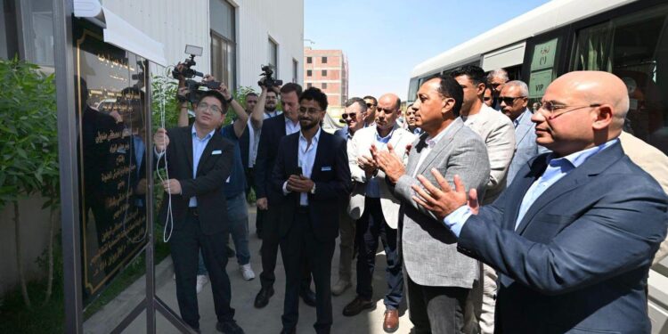 رئيس الوزراء يفتتح مصنع "ليجيالونج" للفرش باستثمارات 10 ملايين دولار