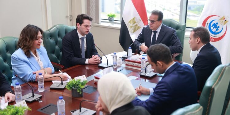 وزير الصحة يبحث مع «إيرباص هليكوبترز» تطوير منظومة الإسعاف الجوي في مصر