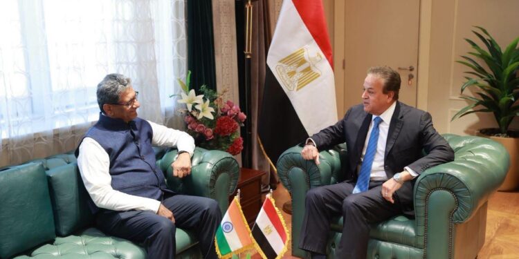 وزير الصحة يبحث زيادة الاستثمارات الهندية في قطاع الأدوية بمصر
