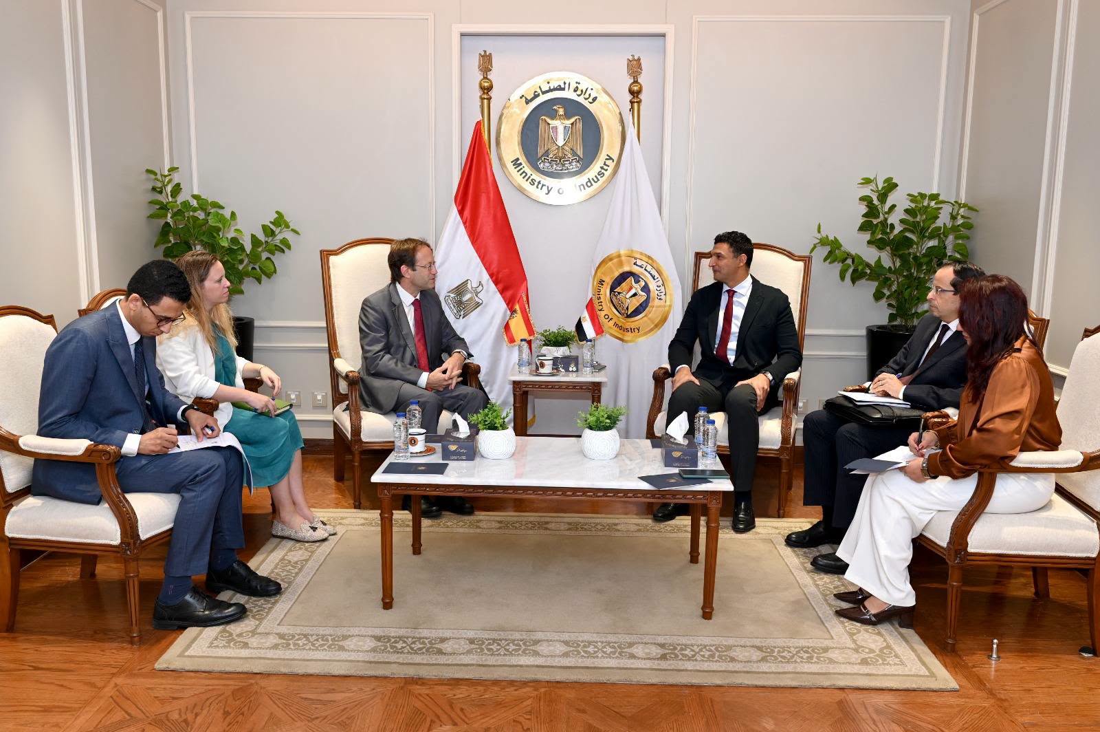 وزير الصناعة يدعو المستثمرين الإسبان للاستفادة من نظام الامتياز الصناعي