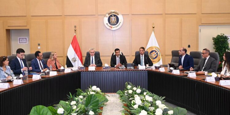"الصناعة" تستضيف مائدة مستديرة لبحث خطط الشركات الألمانية للتوسع في مصر