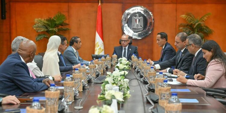 "الاستثمار" تبحث مع "الفطيم" فرص إقامة مشروعات لوجستية في مصر