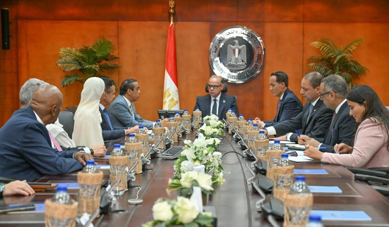 "الاستثمار" تبحث مع "الفطيم" فرص إقامة مشروعات لوجستية في مصر