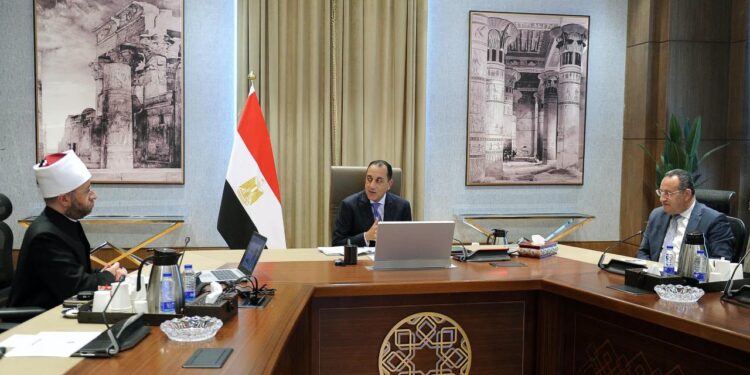 "مدبولي" يبحث مع وزراء الرياضة والثقافة والأوقاف استعدادات تنظيم مؤتمر أكتوبر