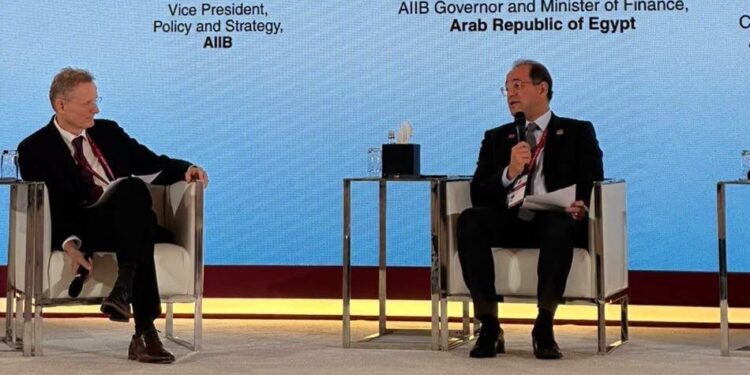 "المالية": نعمل على تحفيز الاستثمارات في الطاقة الجديدة والمتجددة لتعزيز تنافسية الصادرات