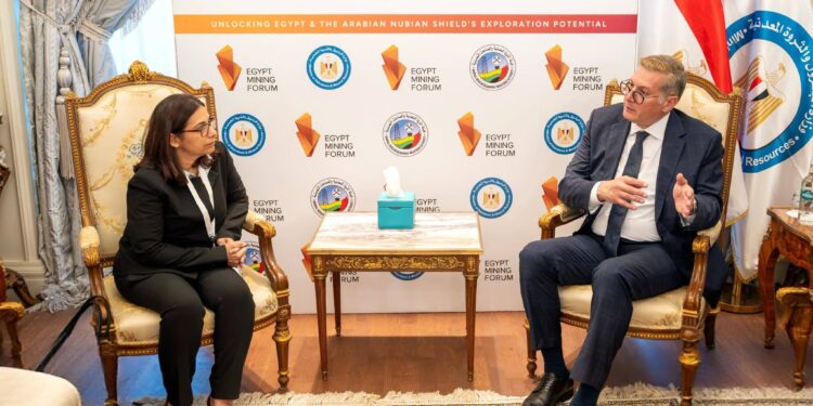 "البترول" تبحث مع "البنك الدولي" توفير تمويل أولي لدعم قطاع التعدين