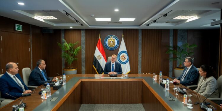 كريم بدوي: زيادة الإنتاج وتوفير المنتجات البترولية أولوية رئيسية