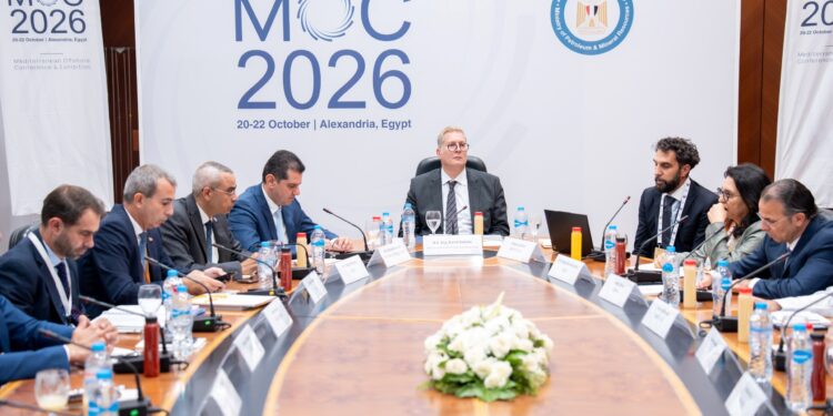 "البترول" تبحث سبل تسريع ضخ الاستثمارات الأجنبية وزيادة الإنتاج بمصر